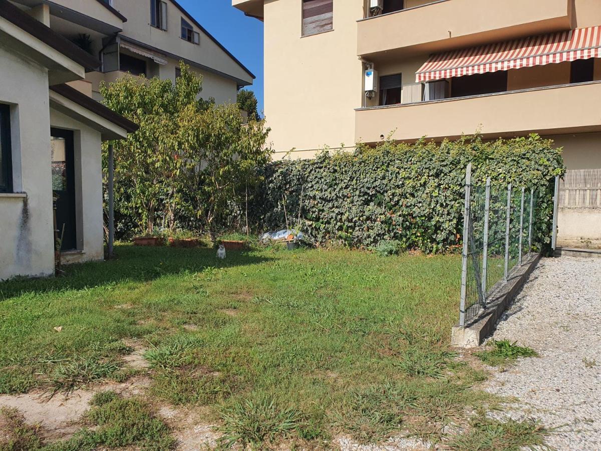 La Casetta Di Silvia Mommio Esterno foto
